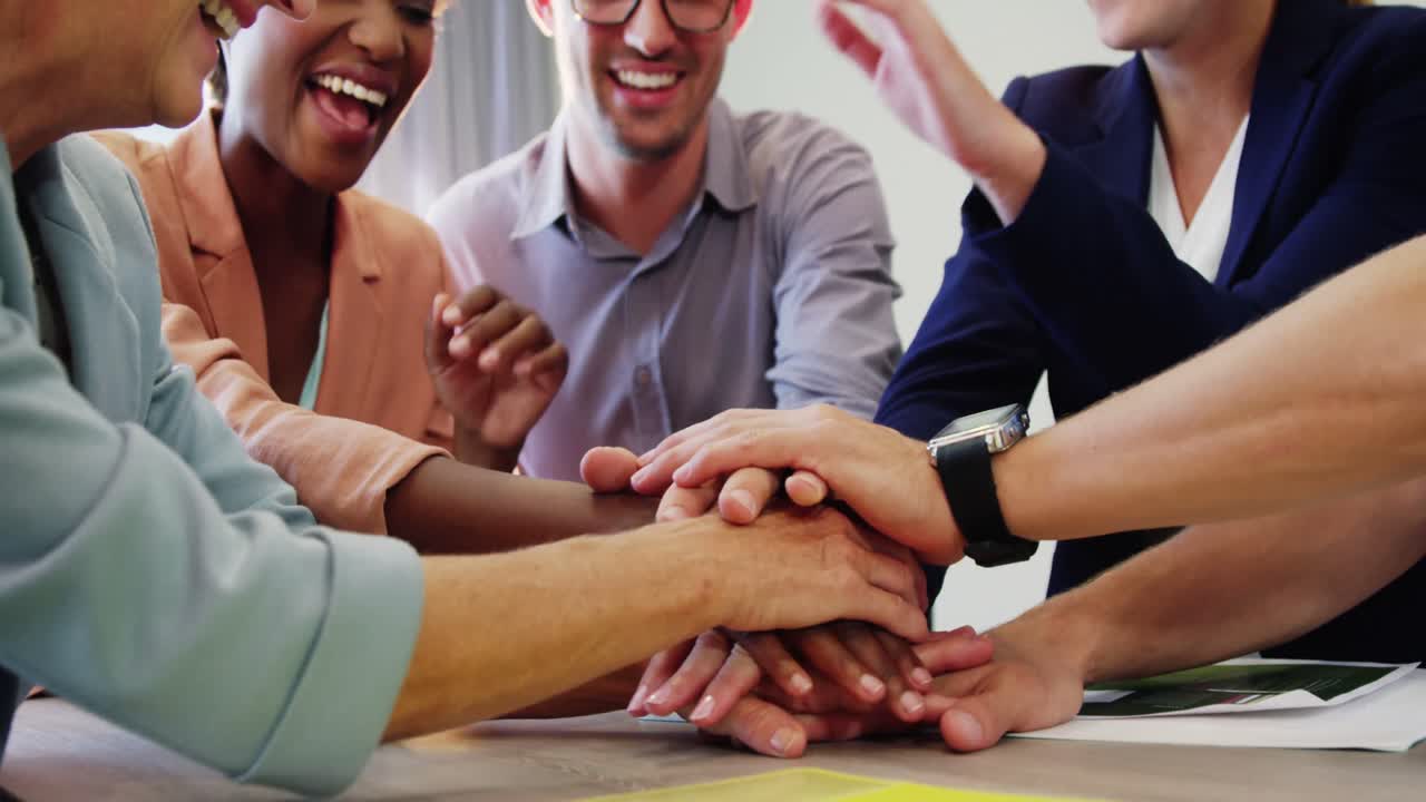 사업가들이 손을  ⁇ 고 있습니다.