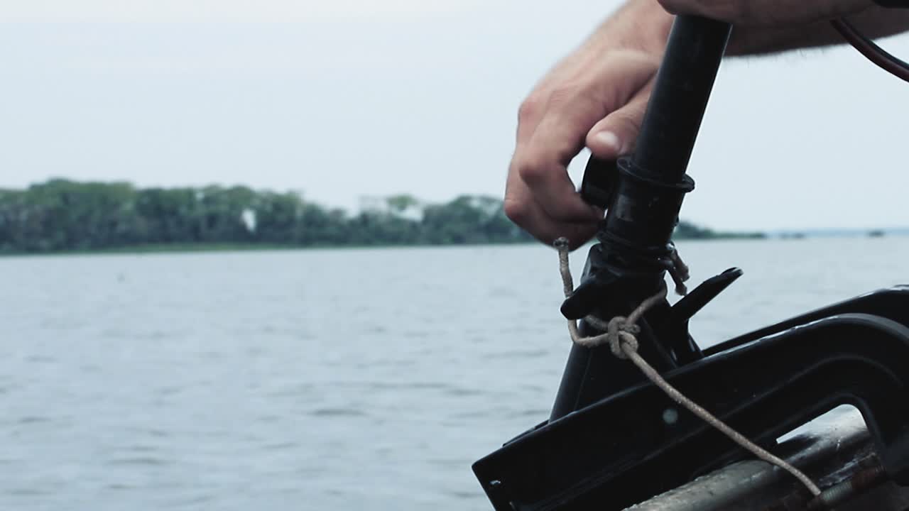 ajuste de la barra de apriete de la mano del hombre