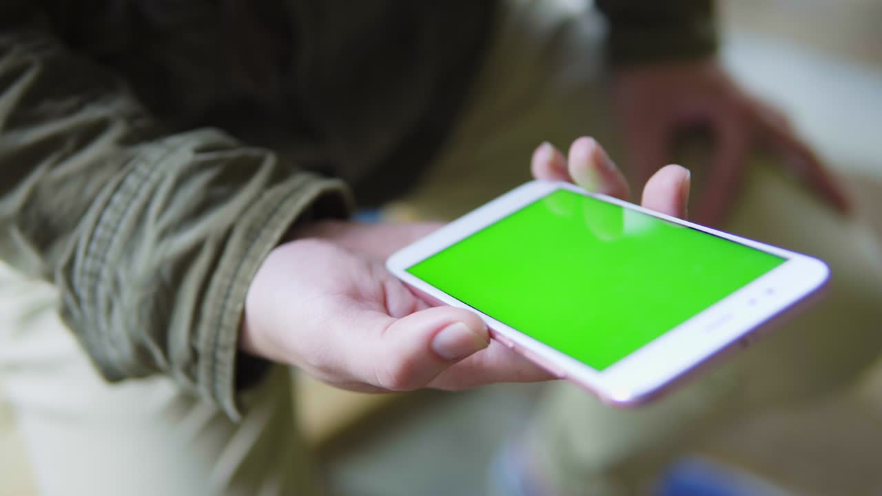 hombre toma teléfono celular con pantalla verde