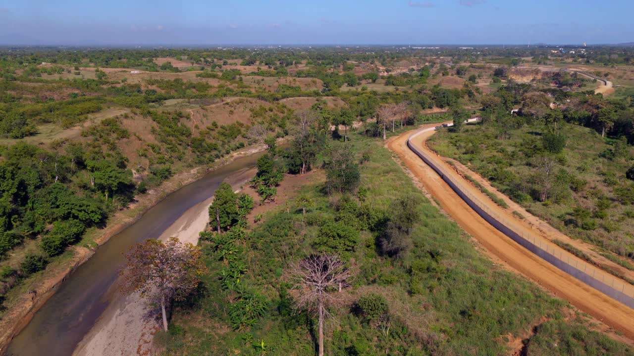 Vista de drone do muro da fronteira e do Rio Massacre em Dajabón, República Dominicana. Aéreo para a frente