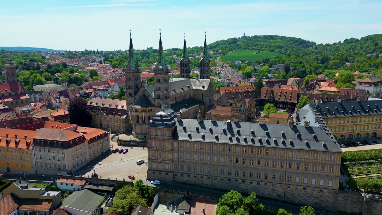 Video aereo con drone 4K dello storico Palazzo Neue Residenz, della Cattedrale di Bamberga e del Castello di Bamberga nella zona della Città Vecchia di Bamberga, Germania.
