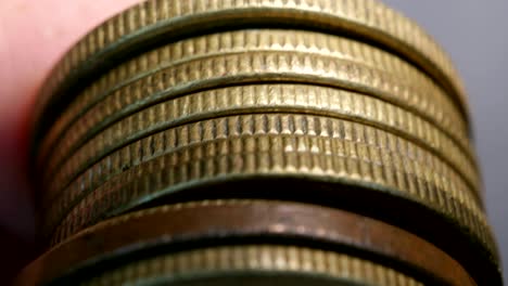 primer plano de monedas muy antiguas