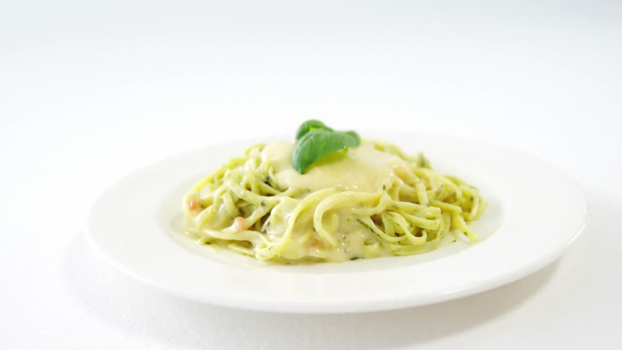 접시 에 요리 된 파스타