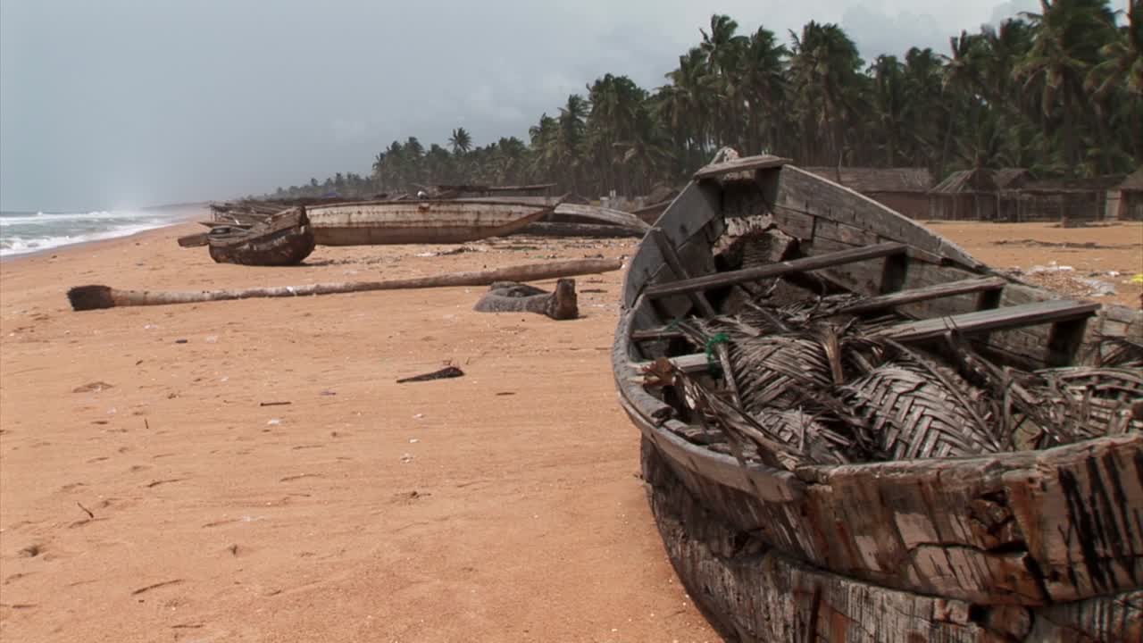 Barca da pesca su una spiaggia sabbiosa in Africa