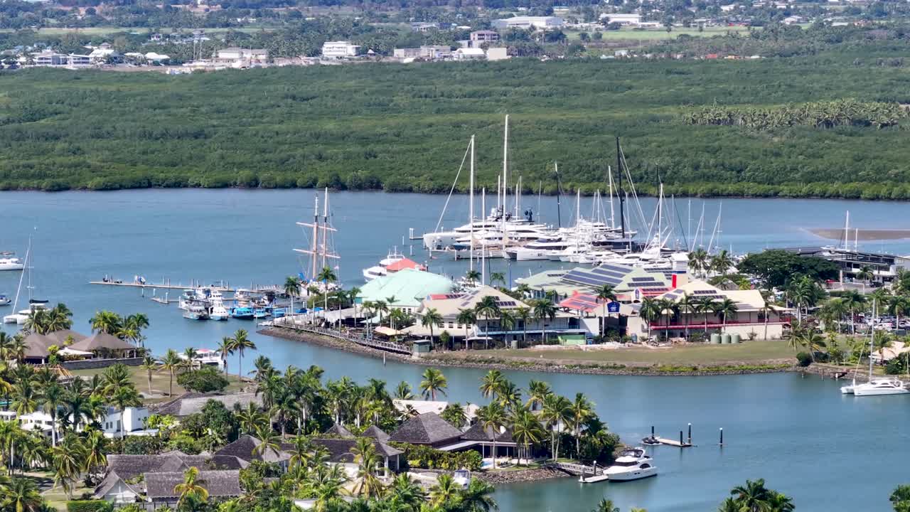 포트 데나루 마리나 (port denarau marina) 와 쇼핑몰 (shopping mall) 은 피지에서 인기 있는 관광지이다.