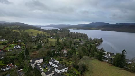 Vista-Aérea-Elevada-De-Windermere-Y-La-Ciudad-De-Bowness-Lake-District-Inglaterra