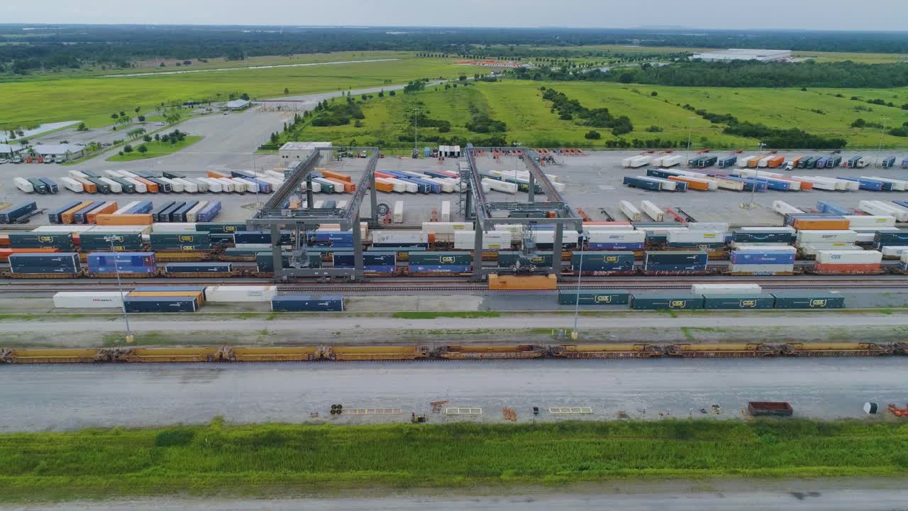 플로리다 윈터 헤이븐의 csx 복합 열차 마당에서 기차와 트럭의 4k 드론 비디오