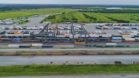 video de drones de 4k de trenes y camiones en el patio de trenes intermodales csx en winter haven, florida