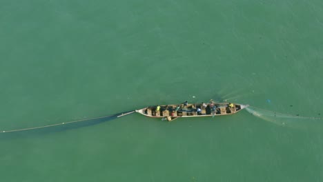 canoa con red de pesca de pescadores