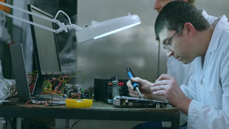 ingeniero robótico ensamblando placa de circuito en el escritorio 4k