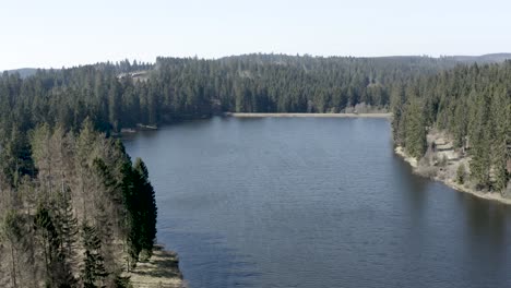 Wandern-Entlang-Wunderschöner-Seen-Im-Nationalpark-Harz-In-Deutschland,-Europa