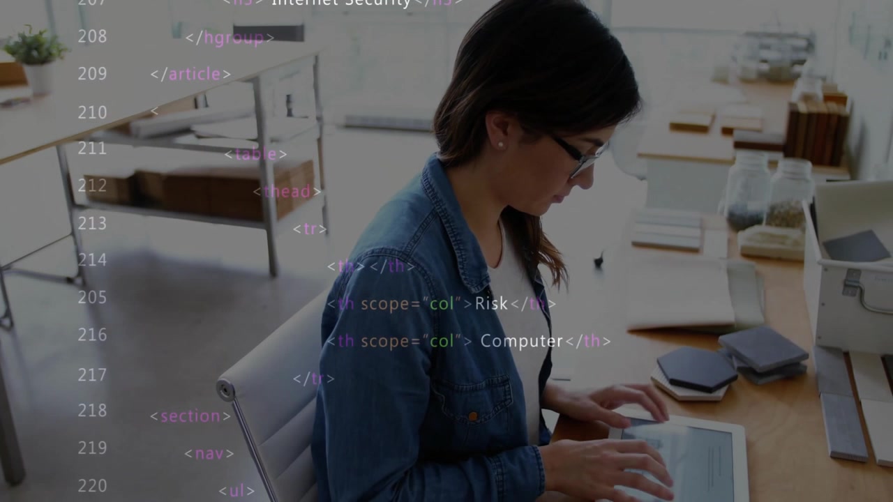 Donna che tocca il tablet e naviga nei menu di sicurezza informatica con sovrapposizioni di codice per l'indirizzo IP.