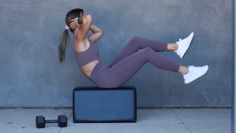 Una-Mujer-Se-Ejercita-En-Un-Gimnasio-Haciendo-Aeróbicos-De-Patada-De-Fuerza-Central