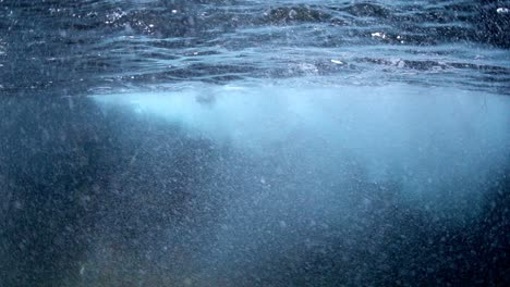 Agua-Azul-Profundo-En-Nueva-Zelanda-Con-Agua-Turbulenta,-Al-Borde-Del-Agua