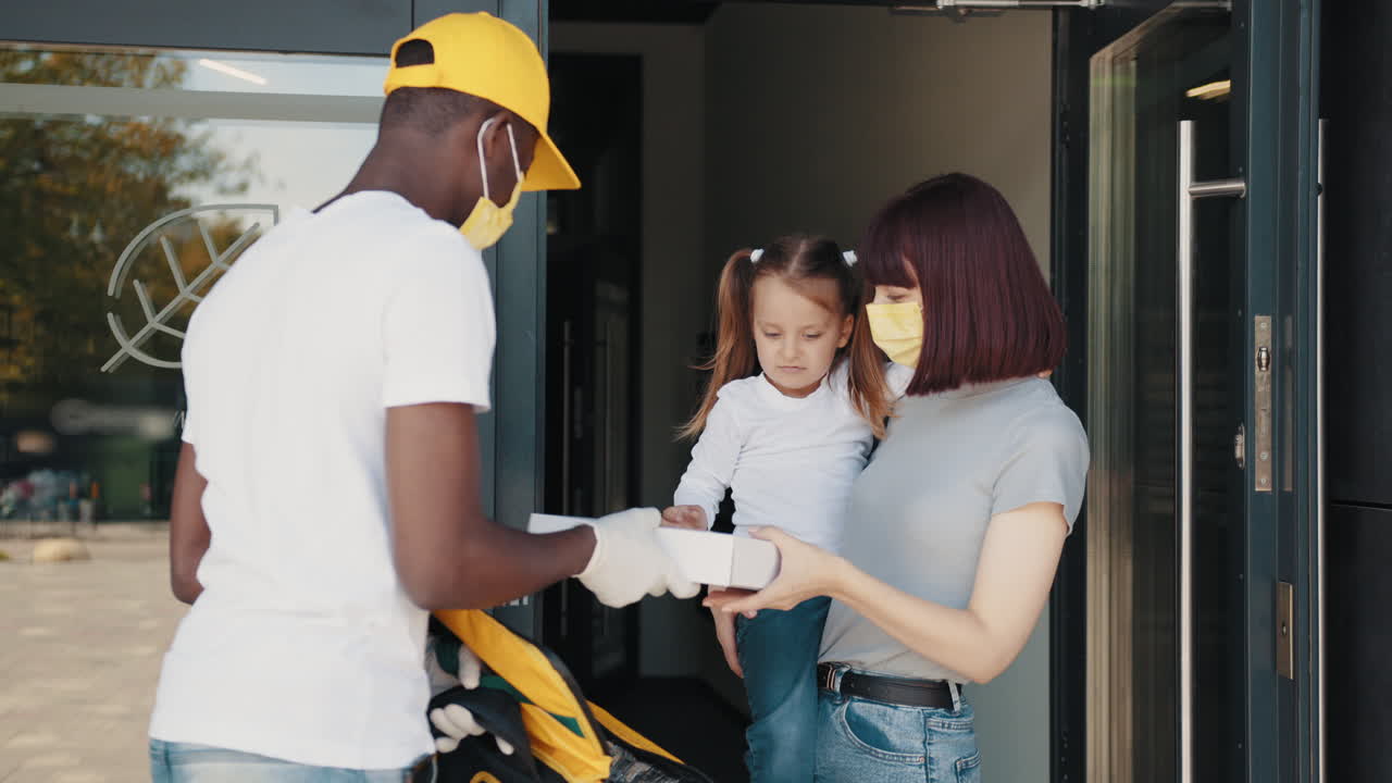 entrega de alimentos a una familia durante una pandemia