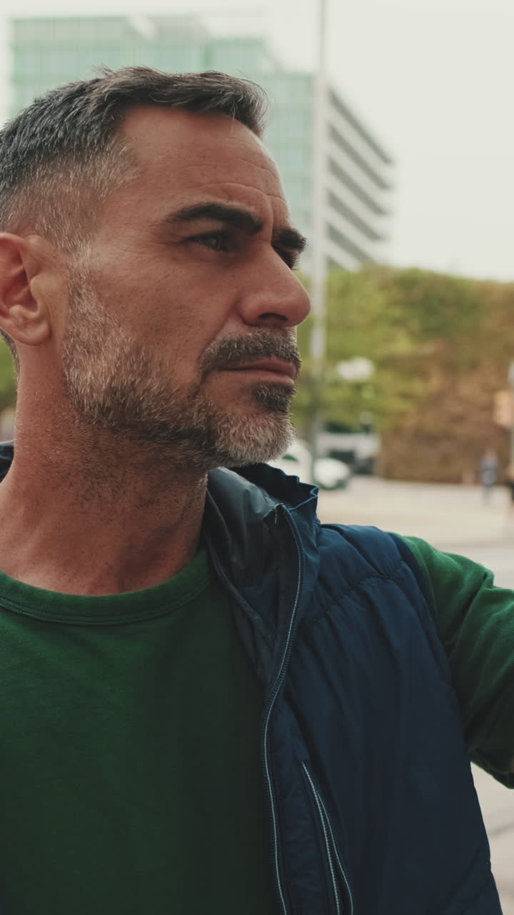 retrato de un hombre en un entorno urbano