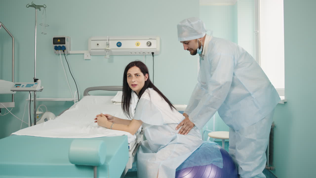 mujer embarazada que recibe asistencia durante el parto en un hospital