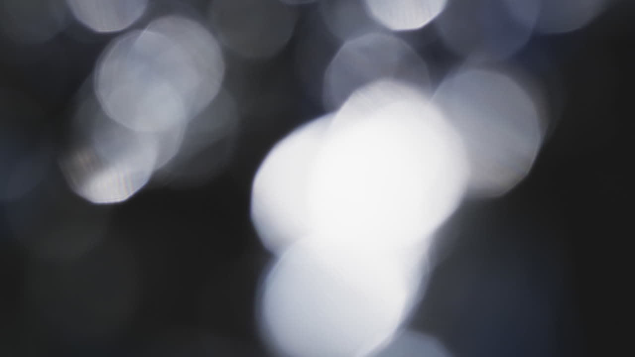 Video di punti luce bokeh bianchi tremolanti con spazio per il testo