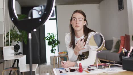 Kaukasische-Nicht-binäre-Transgender-Frau-Macht-Make-up-Video