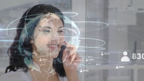 Animation-Des-Globus-Und-Der-Datenverarbeitung-über-Einer-Kaukasischen-Geschäftsfrau,-Die-Ein-Telefon-Headset-Verwendet