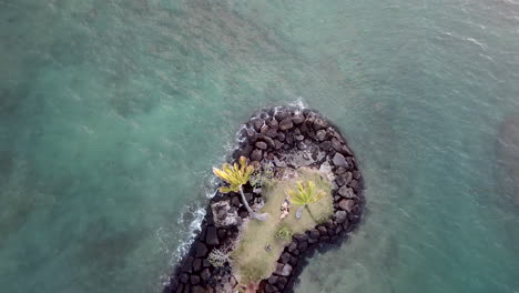 Imágenes-Aéreas-De-La-Pequeña-Isla-En-Kahala,-Hawaii-Con-Una-Pareja-Amorosa-Tomando-El-Sol