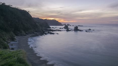 Acantilados-Y-Mar-Contra-El-Cielo-Del-Atardecer.