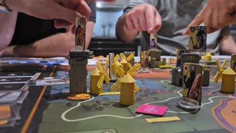 juego de mesa de feudo - jugadores apuntando a los componentes en el tablero de juego - cerrar