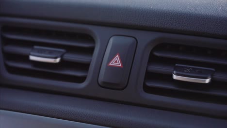 activación de las luces de peligro de los automóviles