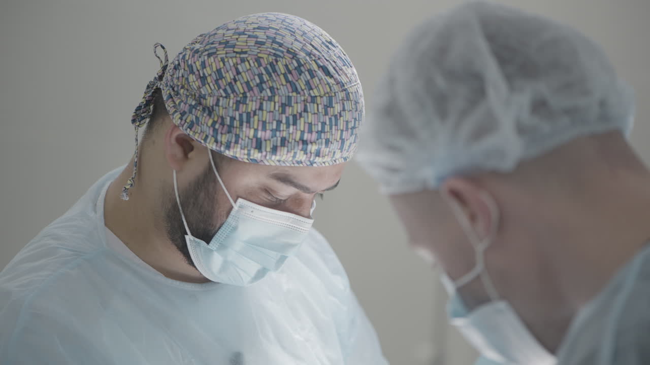 Los cirujanos en una sala de operaciones