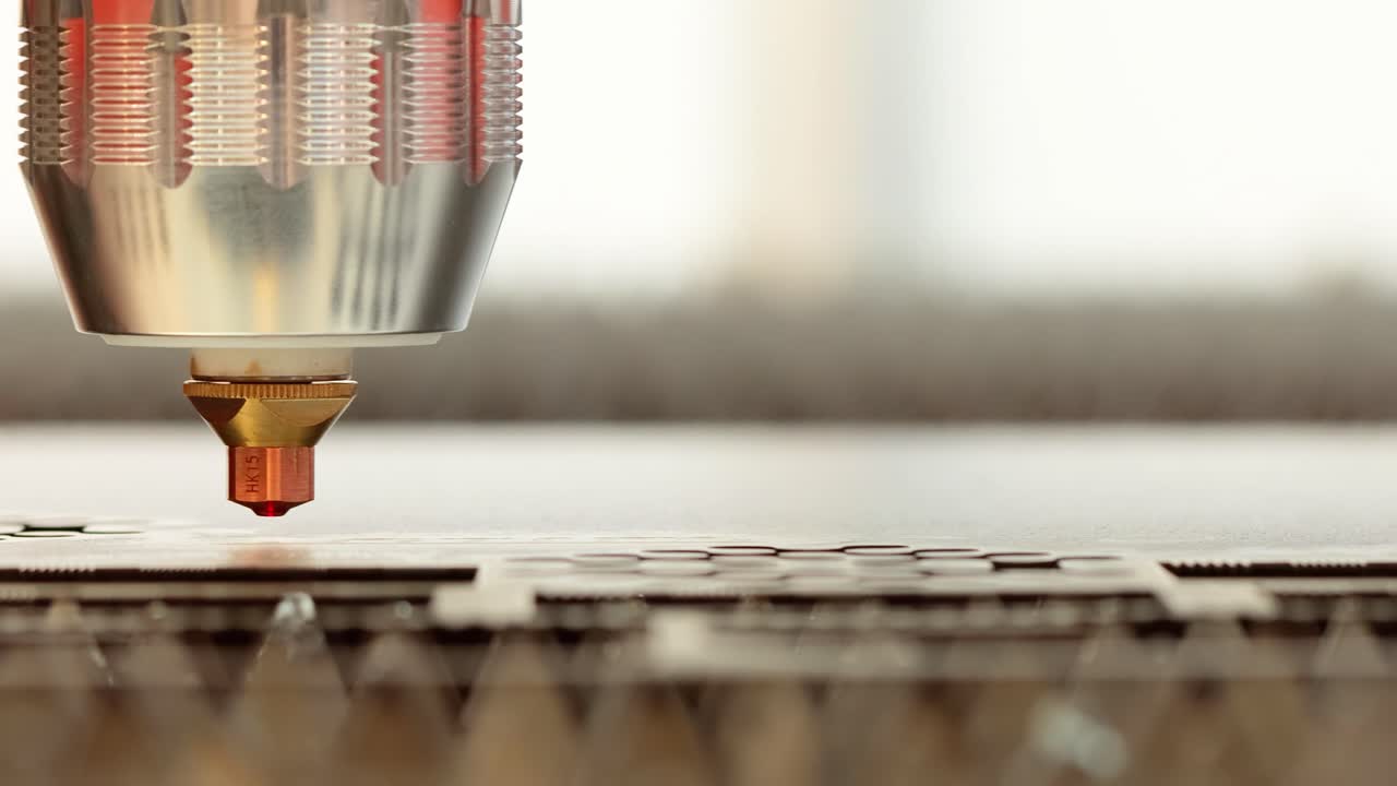 corte láser cnc de metal, tecnología industrial moderna.