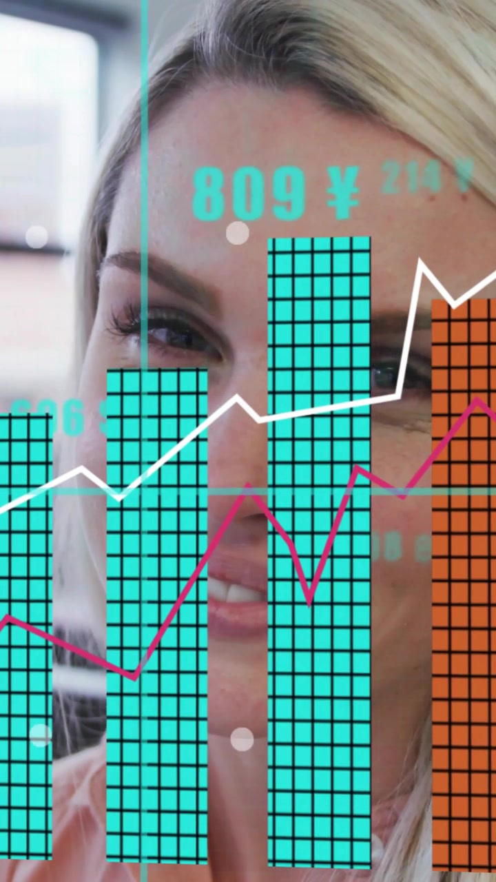 Video verticale: Una donna professionista sorride e poi ride mentre grafici finanziari animati si sovrappongono al suo viso mostrando le tendenze.