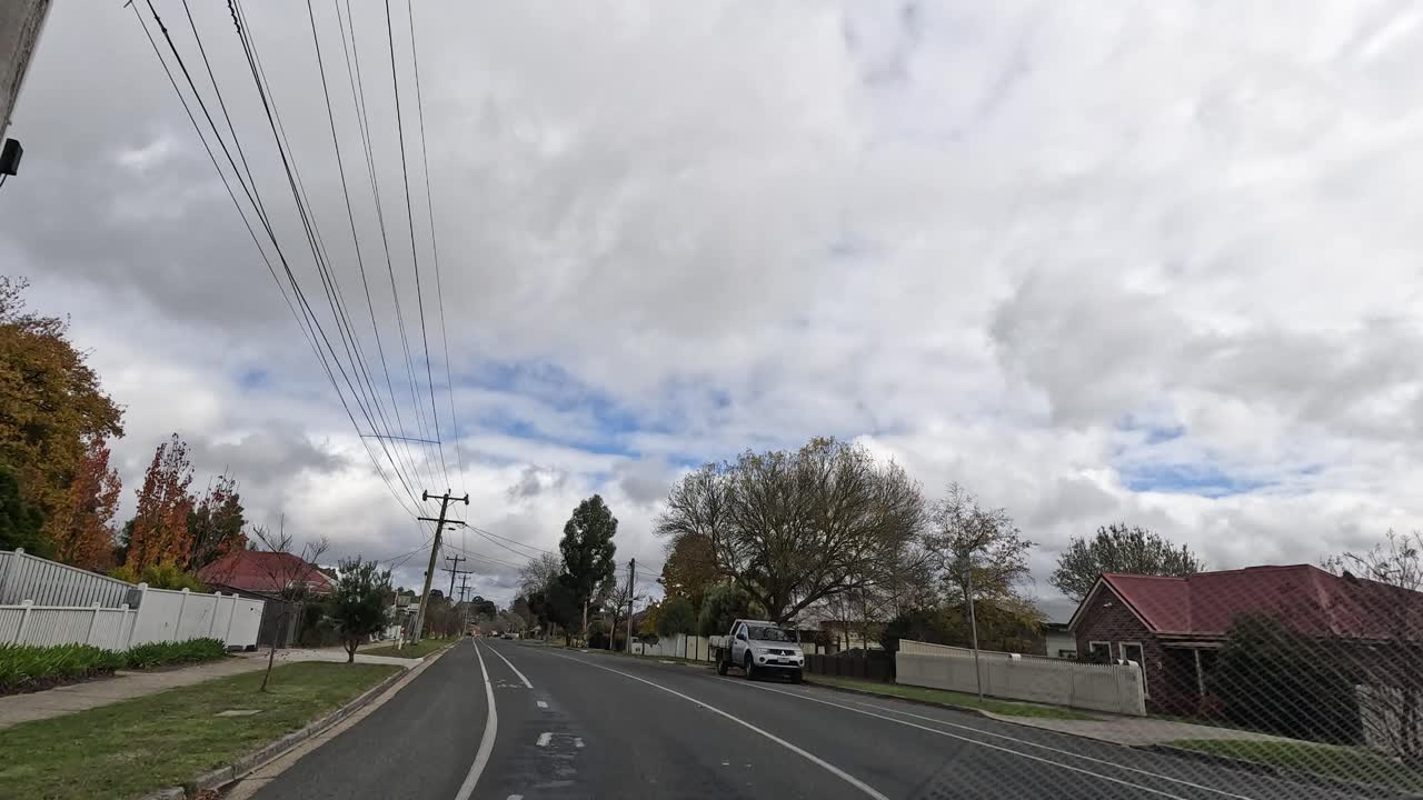 차가 조용한 교외 지역을 가로질러 이동합니다.