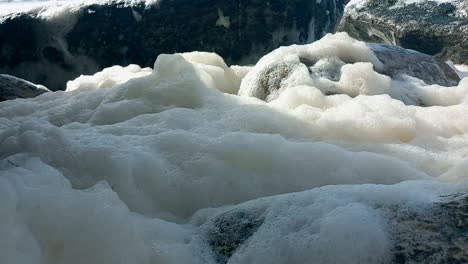 Espuma-Blanca-Encima-De-Las-Rocas-Del-Mar.