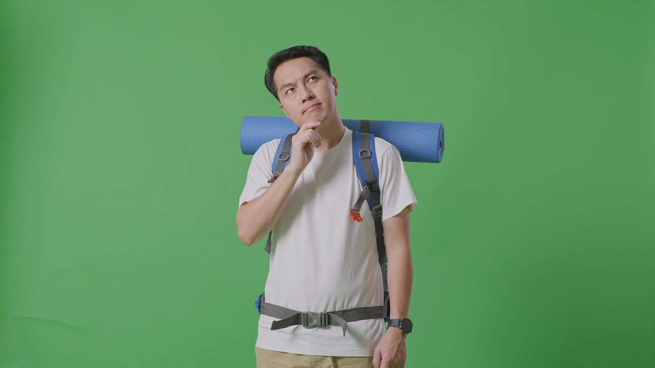 녹색 화면에 배을 가진 남자