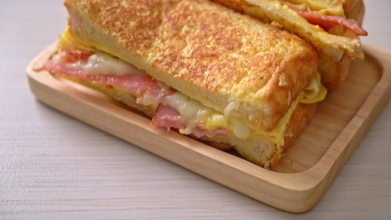 홈메이드 프렌치 토스트 햄 베이컨 치즈 계란 샌드위치