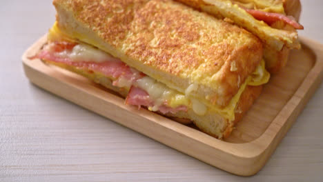 sándwich de tostadas francesas caseras jamón tocino queso con huevo
