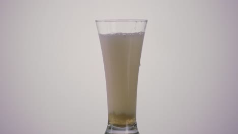 vertiendo cerveza en un vaso