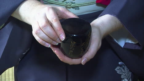 the cap of a chazutsu tea canister is replaced