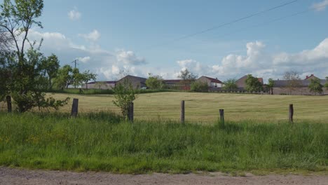 Ackerland-Mit-Bauernhaus-In-Deutschland-Präsentiert-Einen-Ruhigen-Wandteppich-Ländlicher-Schönheit