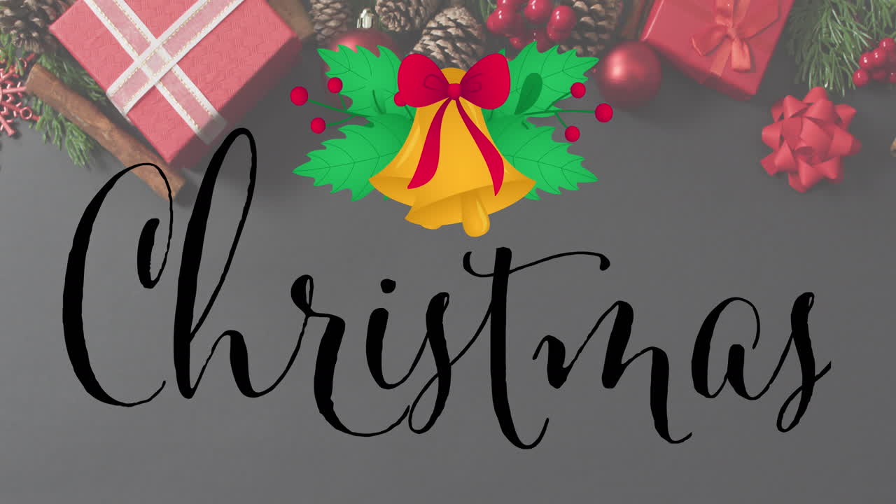 animación de un cartel de texto navideño con icono de campana sobre decoraciones navideñas en superficie gris.