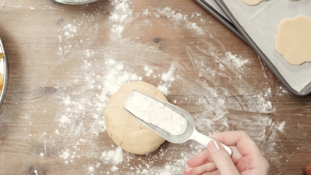 печь сахарные печенье на рождество.