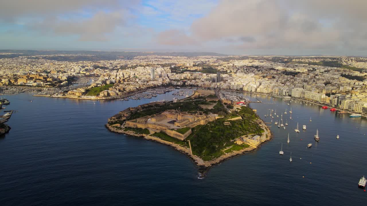 Ampia ripresa aerea con drone dell'isola di Manoel e Forte Manoel, circondati dal porto di Marsamxett a Malta