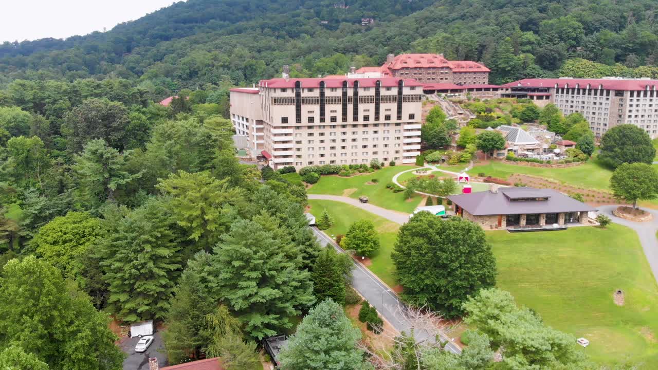 4k видео с беспилотника конференц-центра и поля для гольфа в гостинице grove park inn в ашевилле, нс в солнечный летний день-2