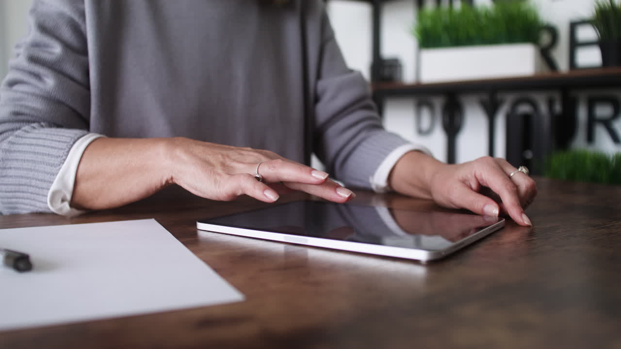 교실에서 태블릿을 사용하는 성인 학생