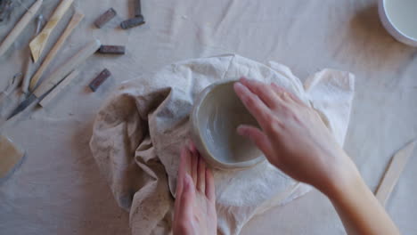 la creación de un cuenco a mano