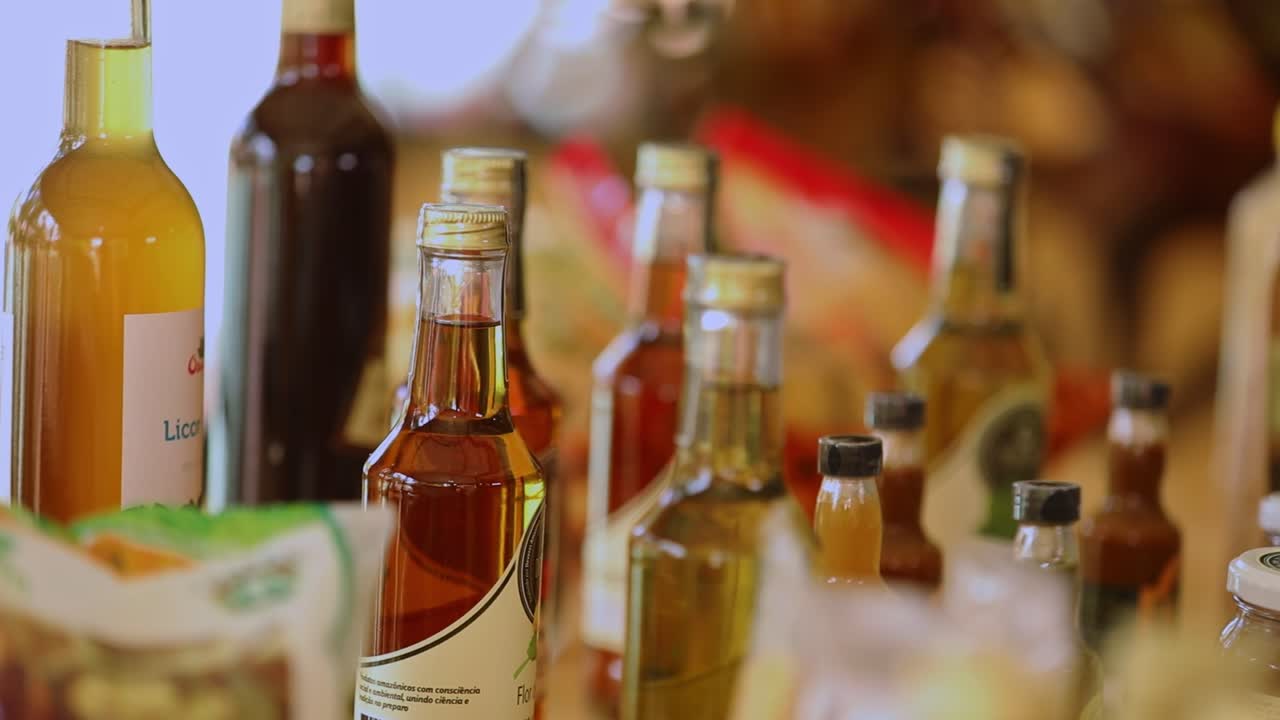 varios aceites esenciales, salsas, jarabes y conservas elaborados con productos cosechados en granjas orgánicas en la selva amazónica