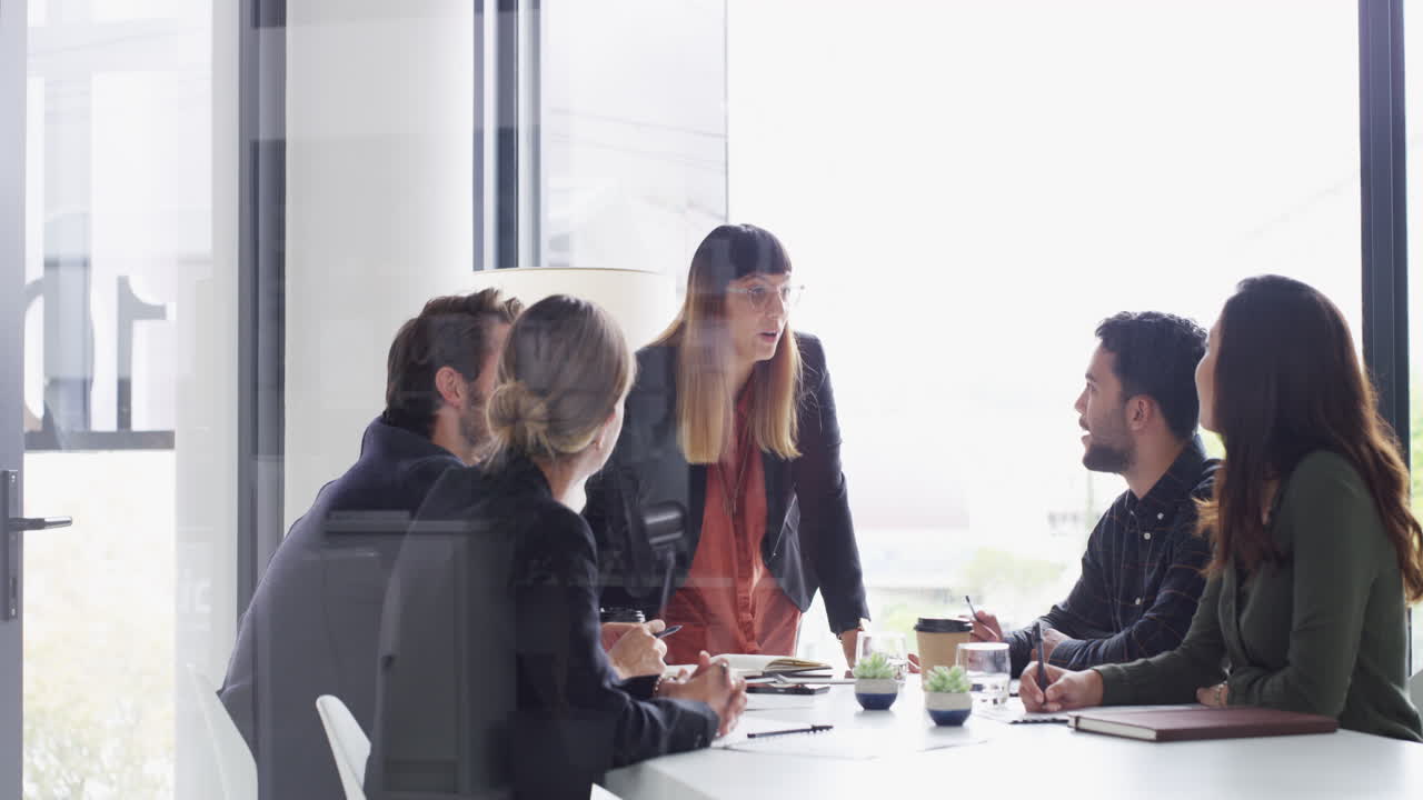 un grupo de jóvenes empresarios que tienen una sala de juntas