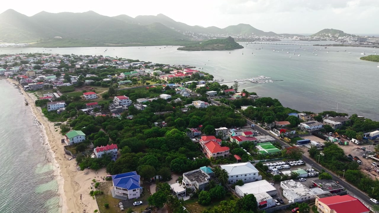 Isola di St. Martin, Mar dei Caraibi. Ripresa drone del quartiere di Sandy Ground, spiagge e laguna di Simpson Bay.