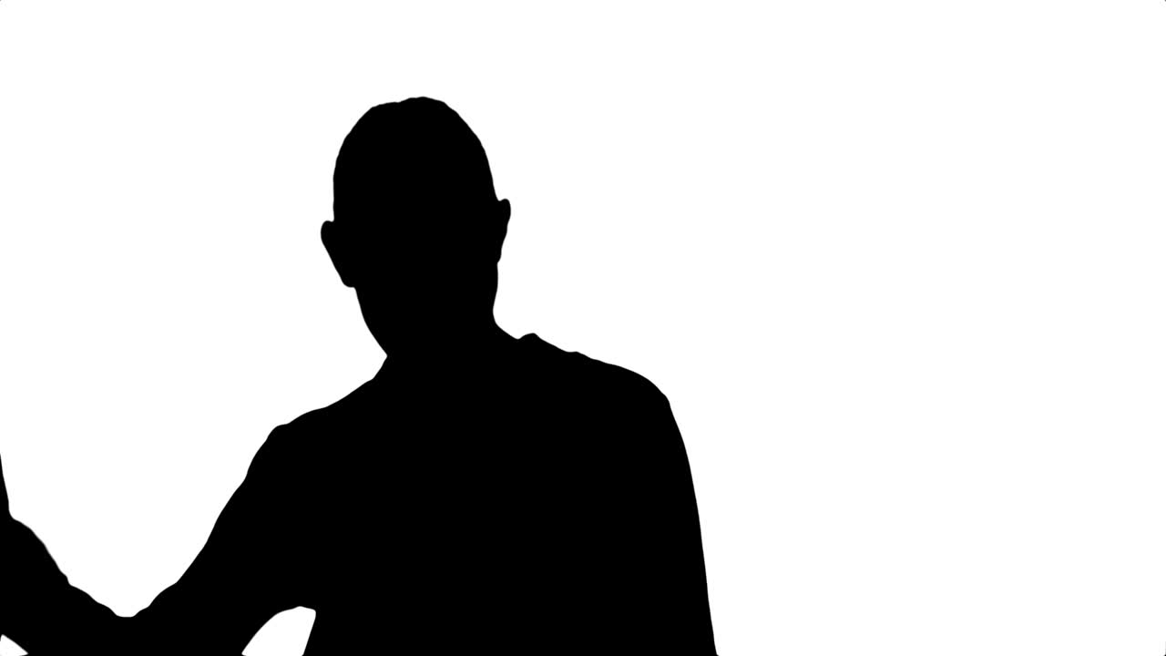 실루 젊은 사업가 여자가 춤을 춘다