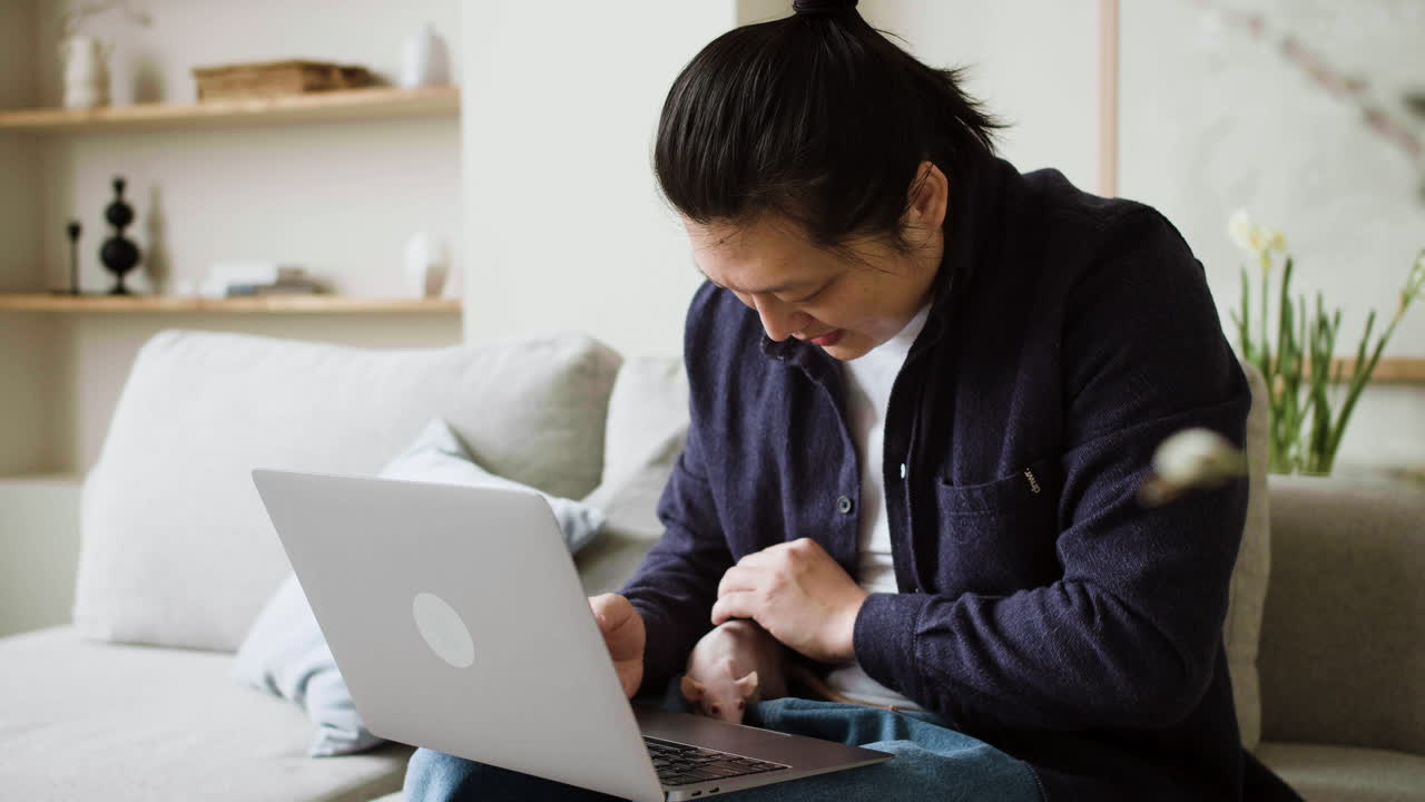 애완동물과 함께 일하는 남자